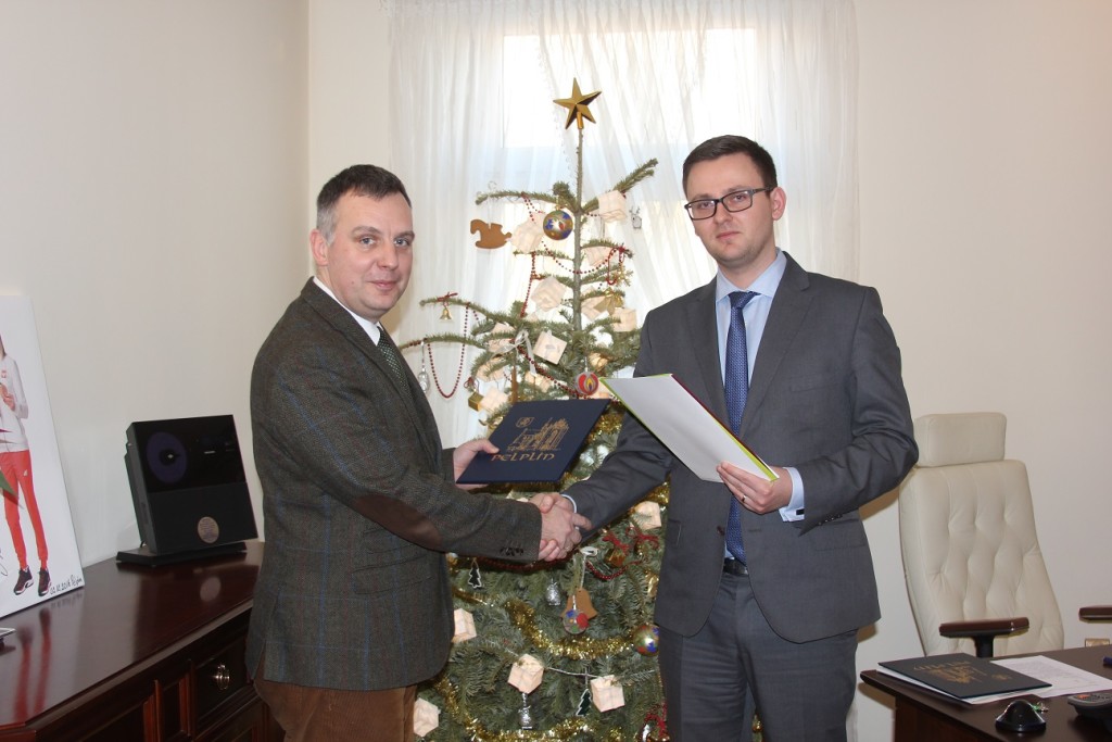 Podpisanie listu intencyjnego; od lewej Patryk Demski i Michał Bełbot; fot: Energa SA