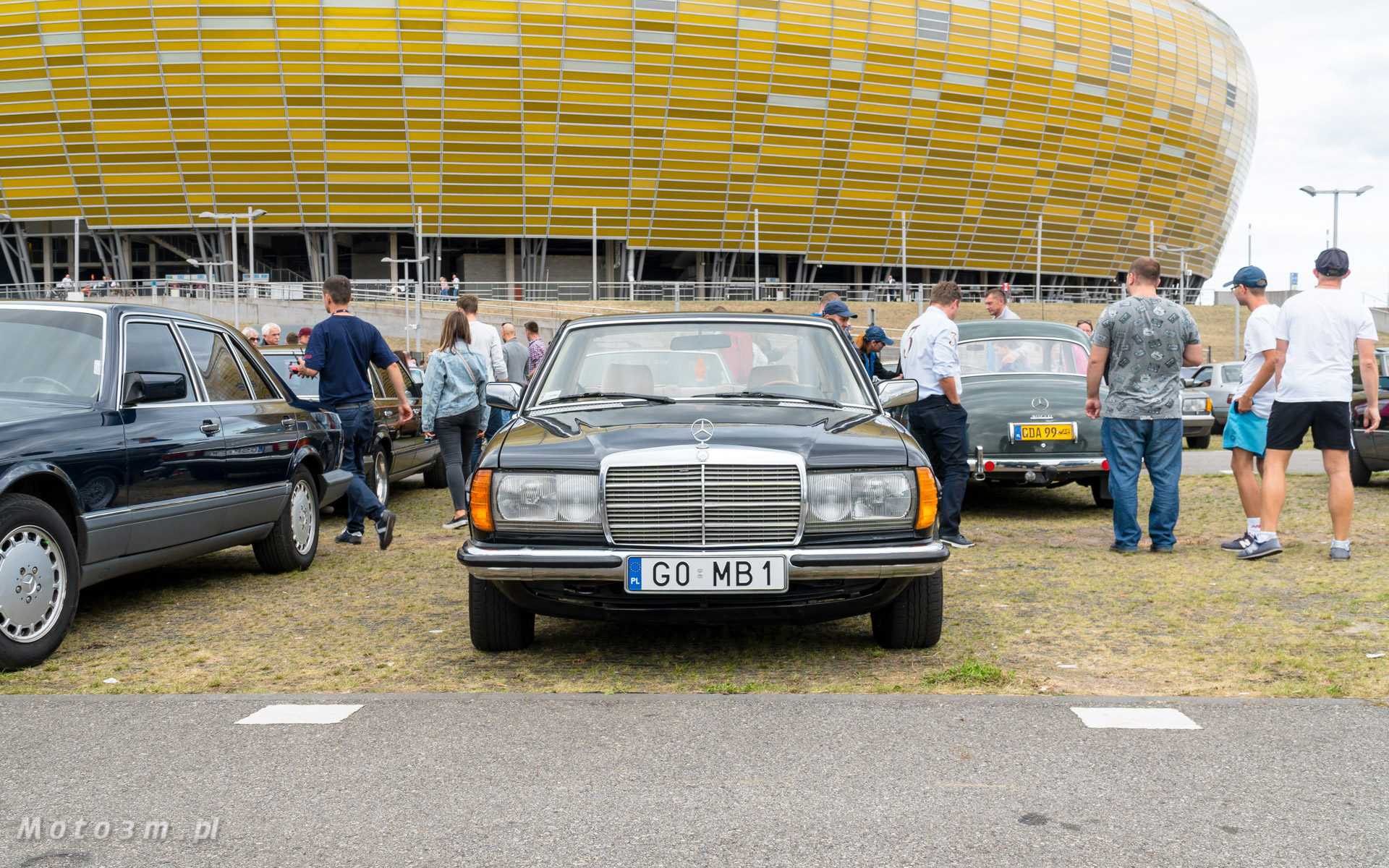 Mercedesy opanowały parking przy gdańskim Stadionie II
