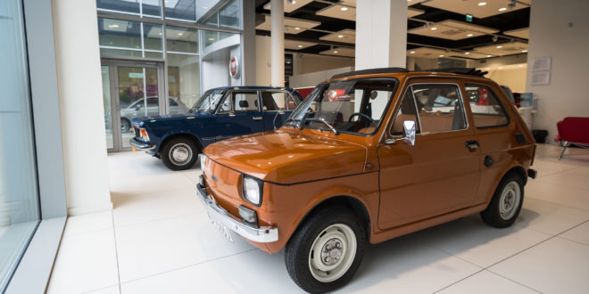 Klasyczne świetowanie 100lecia Fiata w Polsce w salonie