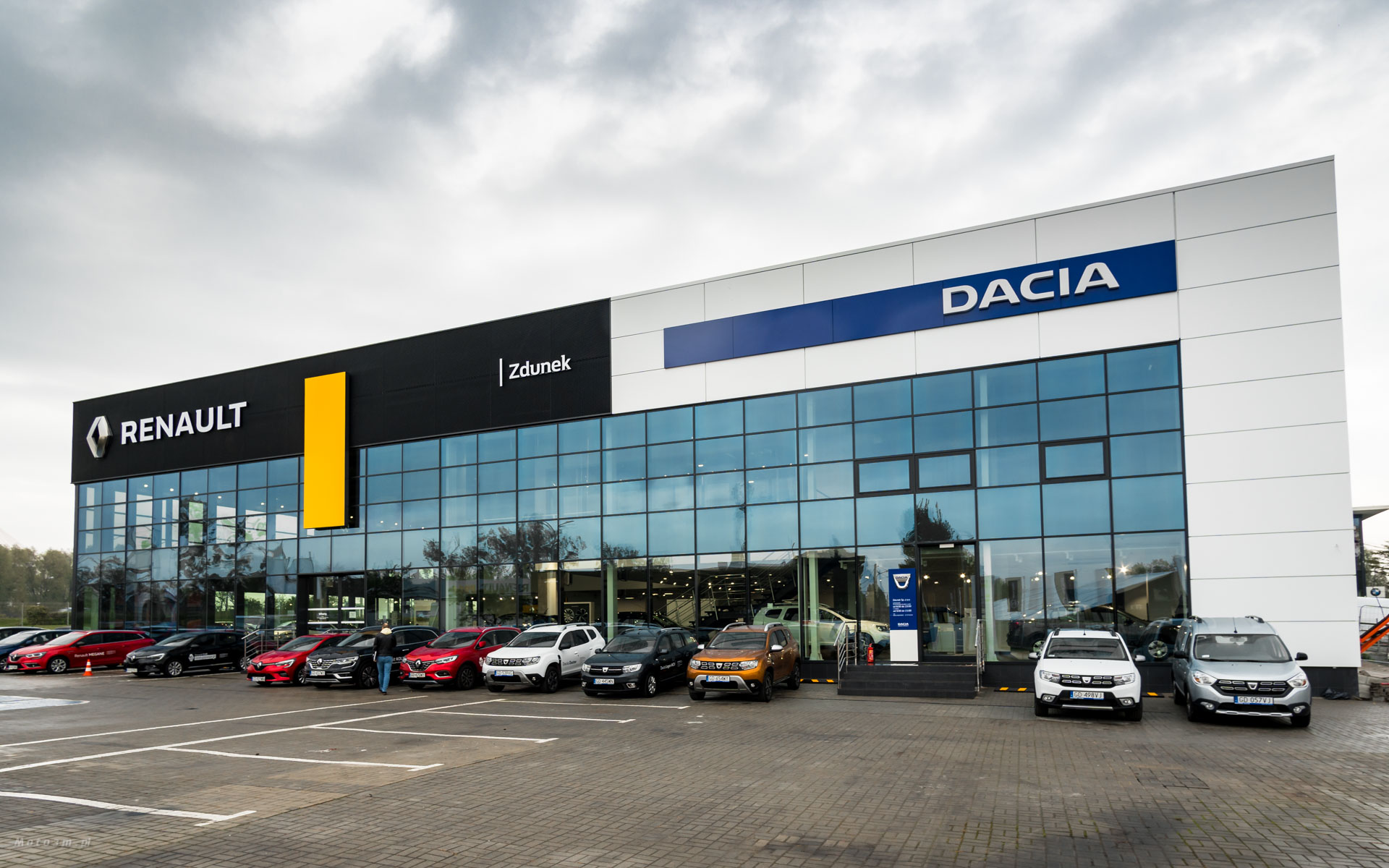 Nowy salon Dacia kończy kolejny etap budowy nowej siedziby