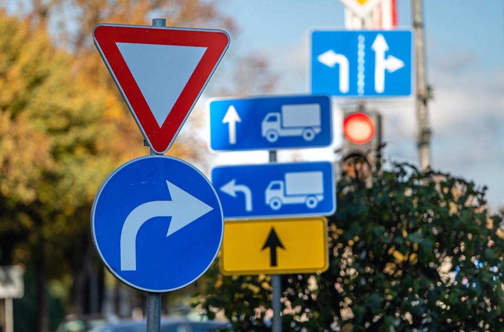 Legalizacja znaku drogowego krok po kroku – jak to zrobić? - WYPADKI